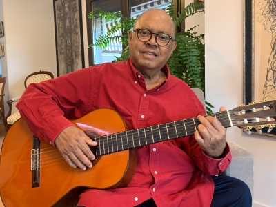 Pablo Milan&eacute;s presenta el videoclip de la canci&oacute;n &lsquo;Vestida de mar&rsquo;, grabado durante el confinamiento
