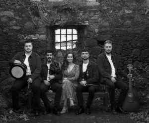 BREO, el nuevo grupo del panorama folk en Galicia, prepara su primer trabajo discogr&aacute;fico &lsquo;M&aacute;is Al&aacute;&rsquo;